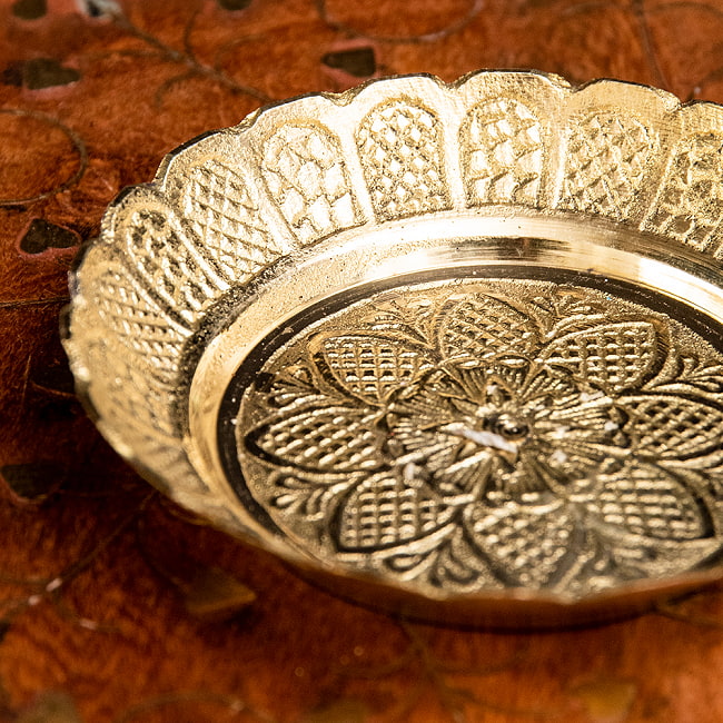 真鍮製の礼拝小皿 - Kinari Plate 直径：7cm程度 3 - 細かな紋様が入っています。