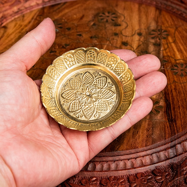 真鍮製の礼拝小皿 - Kinari Plate 直径：7cm程度 5 - 手に取るとこれくらいの大きさです。