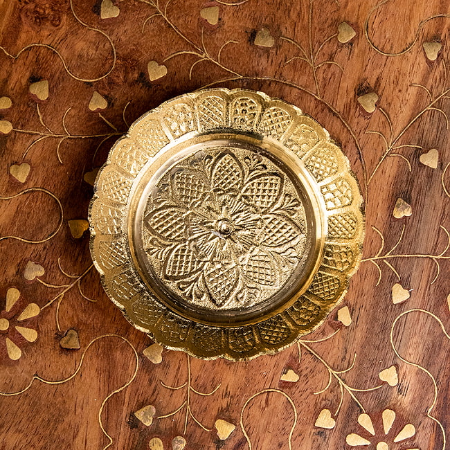 真鍮製の礼拝小皿 - Kinari Plate 直径：7cm程度の写真1枚目です。美しい紋様の施された皿です。礼拝,puja,プージャ,風水,vaastu,