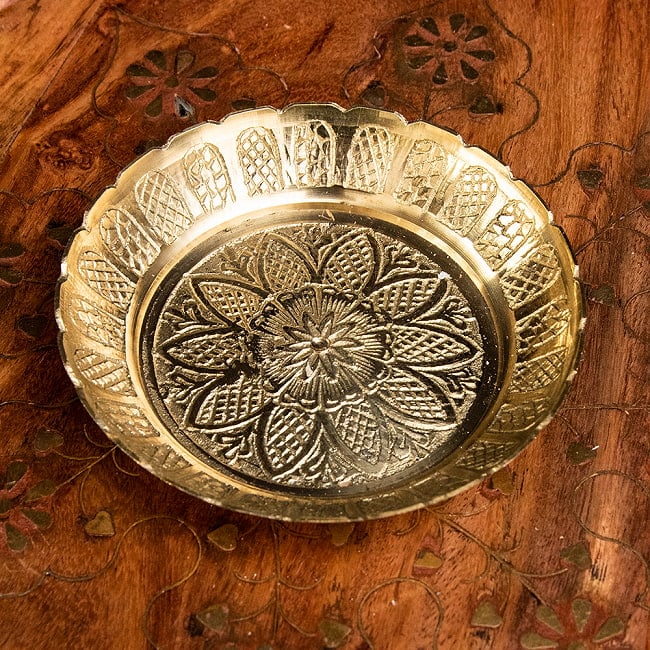 真鍮製の礼拝小皿 - Kinari Plate 直径：9.5cm程度 2 - 斜めから見てみました。