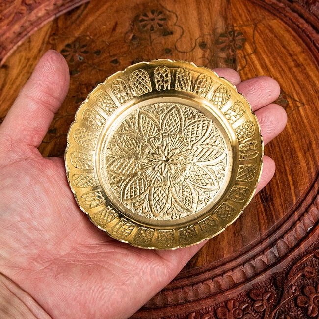真鍮製の礼拝小皿 - Kinari Plate 直径：9.5cm程度 5 - 手に取るとこれくらいの大きさです。