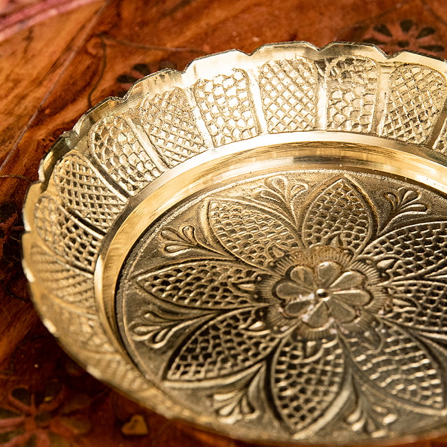 真鍮製の礼拝小皿 - Kinari Plate 直径：12cm程度 3 - 細かな紋様が入っています。