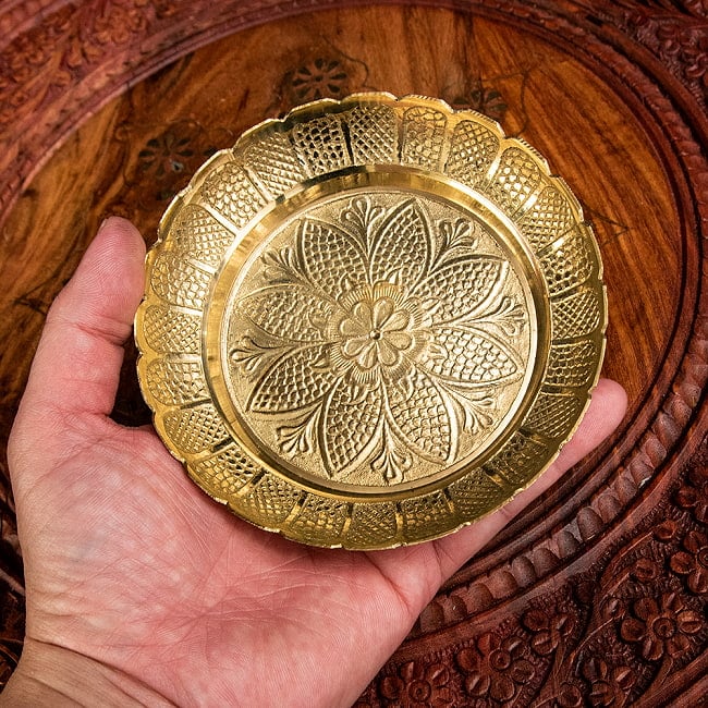真鍮製の礼拝小皿 - Kinari Plate 直径：12cm程度 5 - 手に取るとこれくらいの大きさです。
