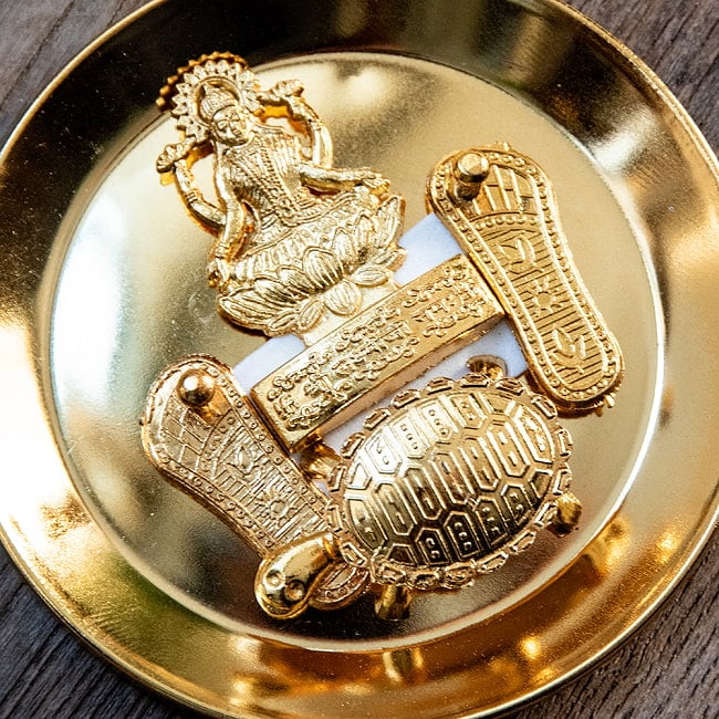インド風水のプレート（kachwa plate） - ラクシュミ パドゥカ 9cm 4 - 立体的な造形です。