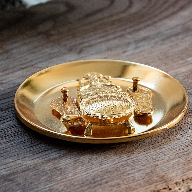 インド風水のプレート（kachwa plate） - ラクシュミ パドゥカ 9cm 5 - 立体的な造形です。