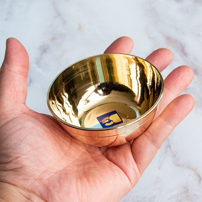 インドの礼拝用 ブラスボウル 直径8.5cm 5 - このくらいの大きさです。