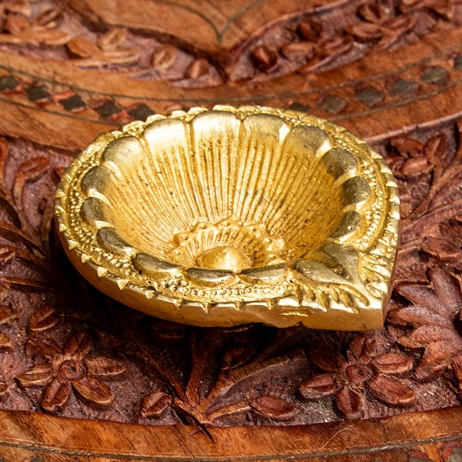 ブラスのオイルランプ - 花形 3 - 別角度から撮影しました。