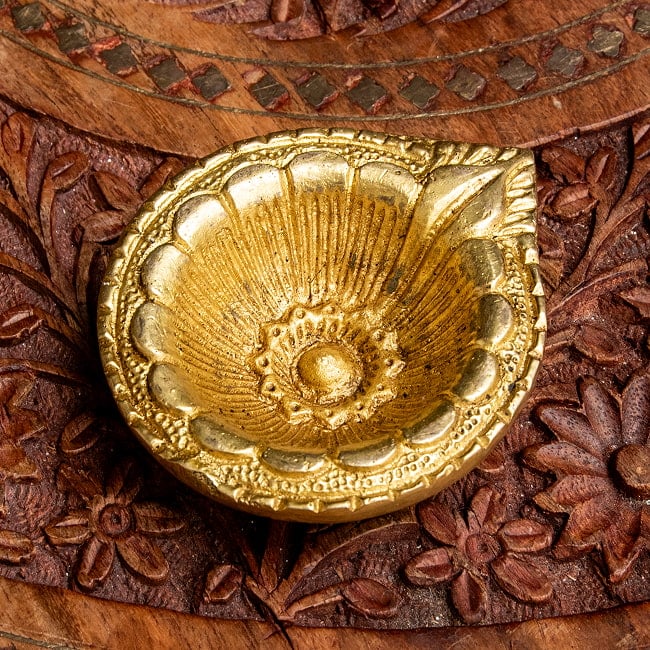 ブラスのオイルランプ - 花形 4 - 上からの様子です。インドの伝統的なデザインを踏襲しています。