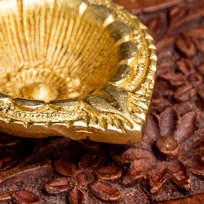 ブラスのオイルランプ - 花形 5 - 灯心を寝かせる場所。