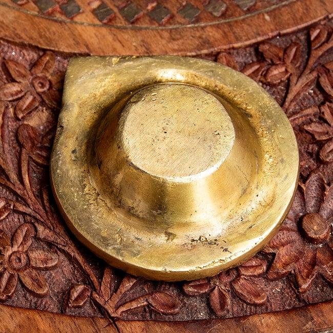 ブラスのオイルランプ - 花形 6 - 底面の様子。