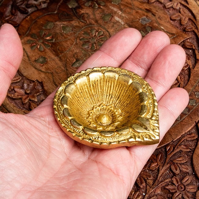 ブラスのオイルランプ - 花形 7 - これくらいのサイズ感になります。