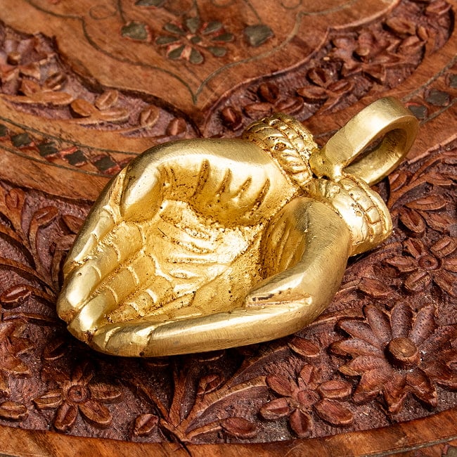 ブラスのオイルランプ - ラクシュミの手 2 - ラクシュミが手を合わせたデザインになっています。