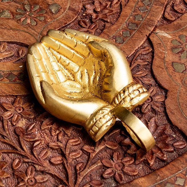 ブラスのオイルランプ - ラクシュミの手 3 - 別角度から撮影しました。