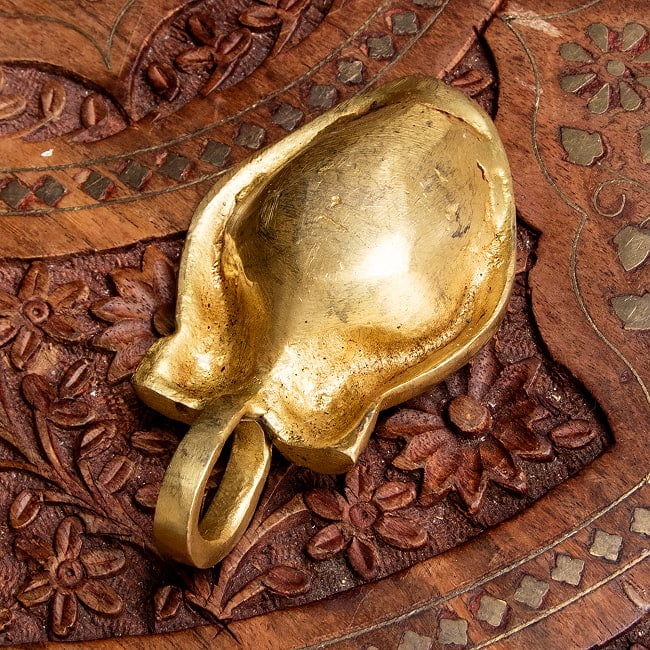 ブラスのオイルランプ - ラクシュミの手 4 - 底面の様子です。