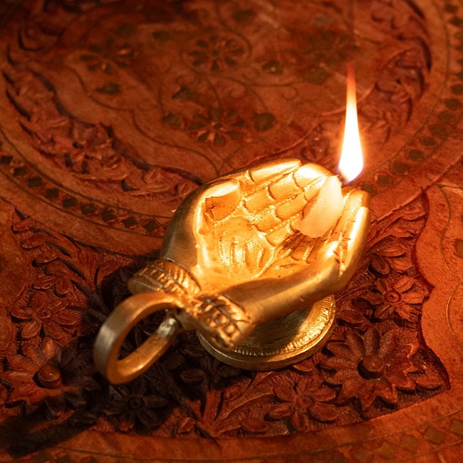 ブラスのオイルランプ - ラクシュミの手 6 - 類似品に火を灯してみました。