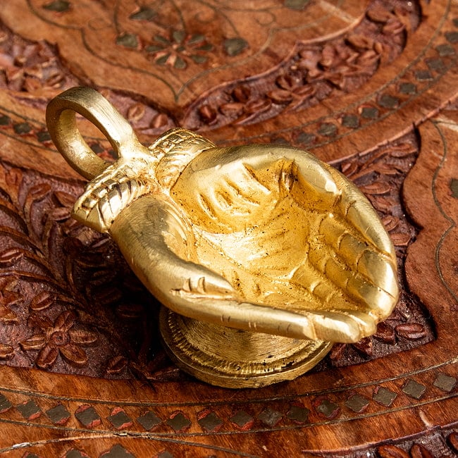 ブラスのオイルランプ - ラクシュミの手 台座付き 4 - 優美なデザイン。