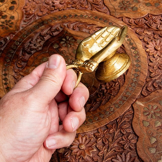 ブラスのオイルランプ - ラクシュミの手 台座付き 6 - 手に取るとこれくらいの大きさです。
