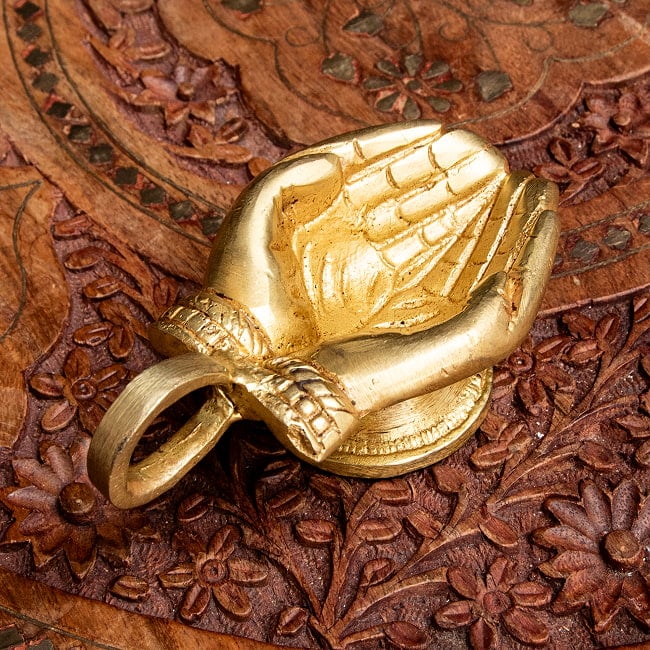 ブラスのオイルランプ - ラクシュミの手 台座付きの写真ディヤ,ディワリ,お香たて,ランプ,灯心,オイルランプ,キャンドルスタンド,