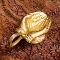 ブラスのオイルランプ - ラクシュミの手 台座付き(ID-ARTLMP-322)