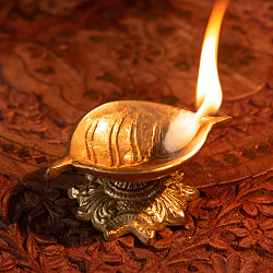 ブラスのオイルランプ - パーンの葉型 - サブ2