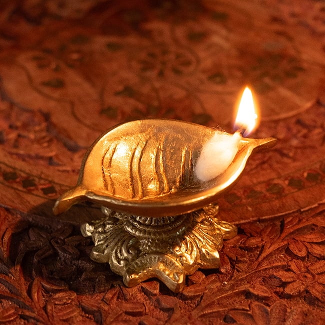 ブラスのオイルランプ - パーンの葉型 2 - 火を灯してみました。