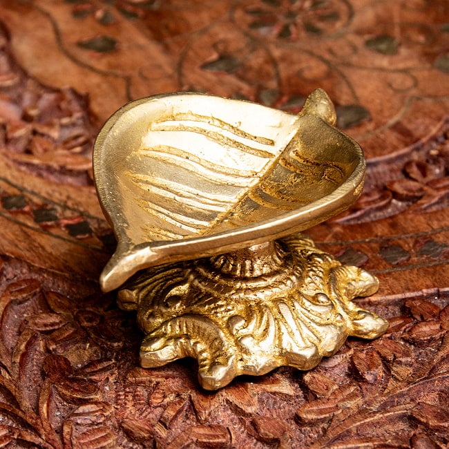 ブラスのオイルランプ - パーンの葉型 3 - 別角度から撮影しました。