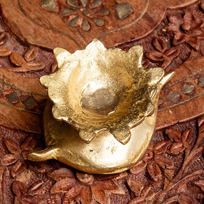 ブラスのオイルランプ - パーンの葉型 6 - 底面の様子です。