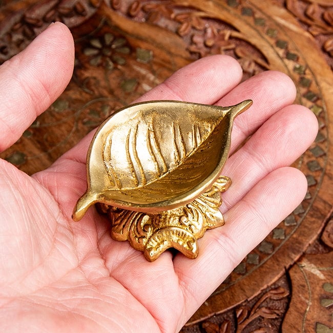 ブラスのオイルランプ - パーンの葉型 7 - これくらいのサイズ感になります。