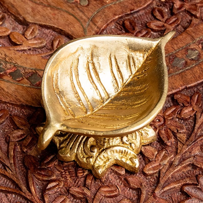 ブラスのオイルランプ - パーンの葉型の写真ディヤ,ディワリ,お香たて,ランプ,灯心,オイルランプ,キャンドルスタンド,