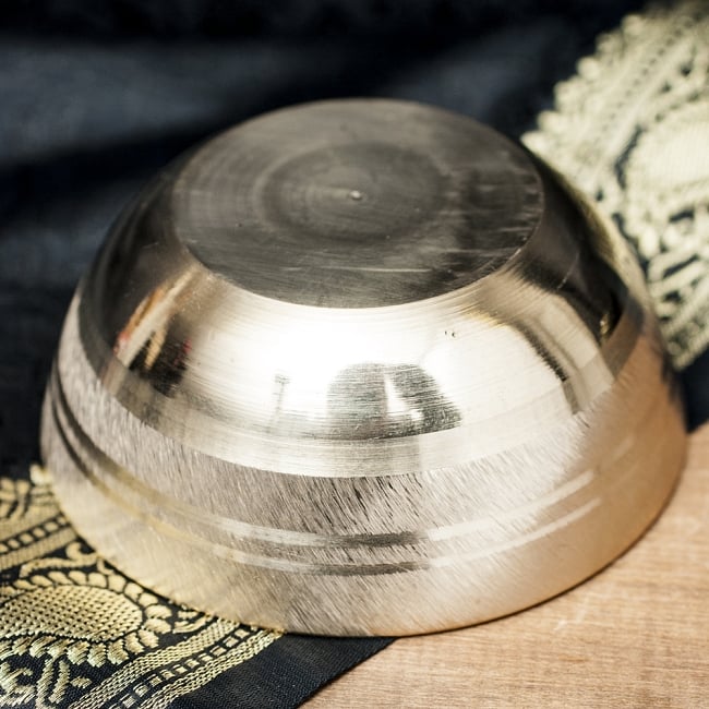 ブラスボウル 4 - 底面の様子です。