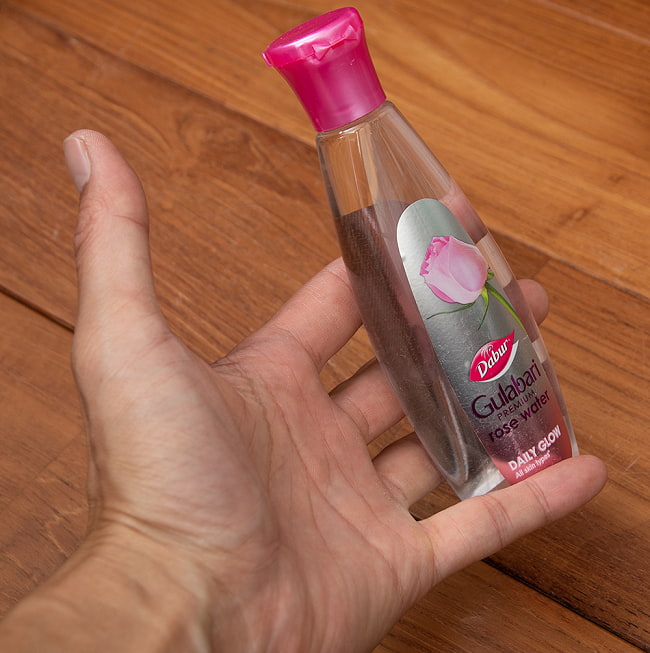 [Dabur]ROSE WATER - ローズ・ウオーター - 120ml 4 - サイズ比較のために、手に持ってみました