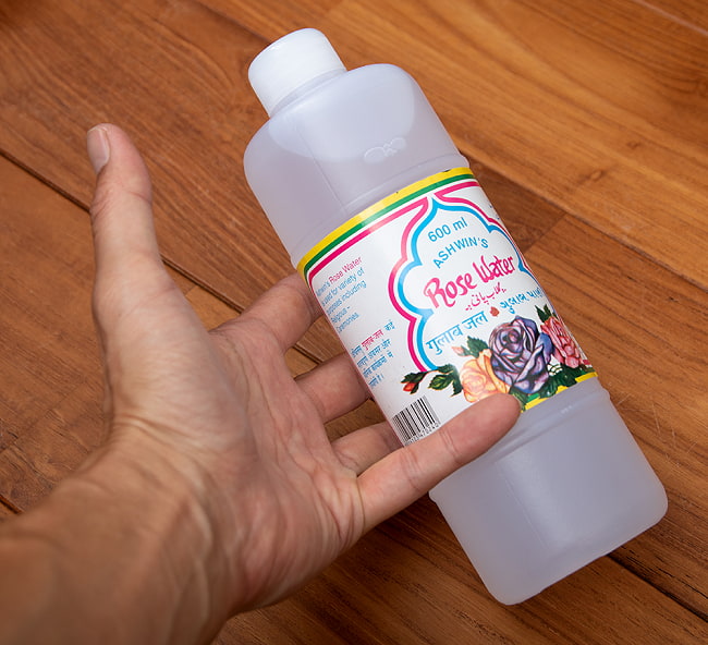 [ASHWIN’S]ROSE WATER - ローズ・ウオーター - 600ml 4 - サイズ比較のために、手に持ってみました