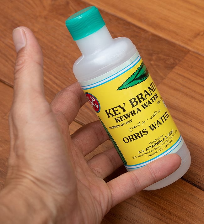 【6個セット】KEWRA WATER - ケウラ・ウオーター - 200ml[KEY BRAND] 5 - サイズ比較のために、手に持ってみました