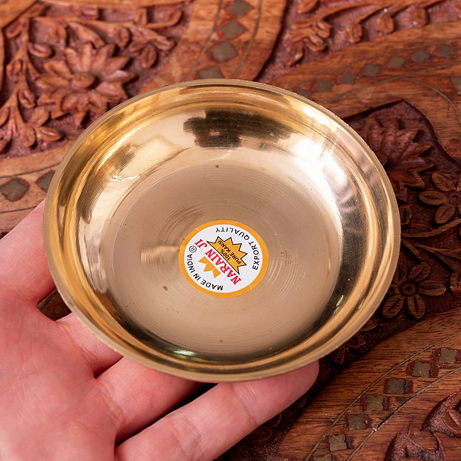 【12個セット】ブラス製 プージャプレート 艷やかな鏡面加工　真鍮　小皿〔直径：約9.5cm〕 7 - このくらいのサイズ感になります