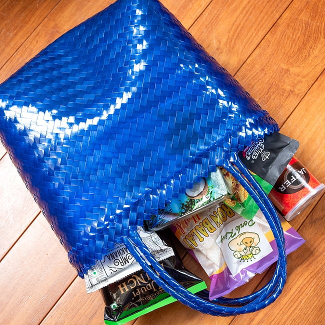 【Mサイズ】ビタミンカラーが可愛いパサールバッグ-32cm×42cm 10 - 実際に中に入れてみるとこのくらいのサイズ感です。たっぷり入って嬉しい!