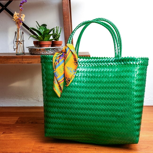 【Mサイズ】ビタミンカラーが可愛いパサールバッグ-32cm×42cm 11 - アクセントにオールドサリーのスカーフを巻いてみました。シンプルなので、お好みのチャームなどを付けてもいい感じに!