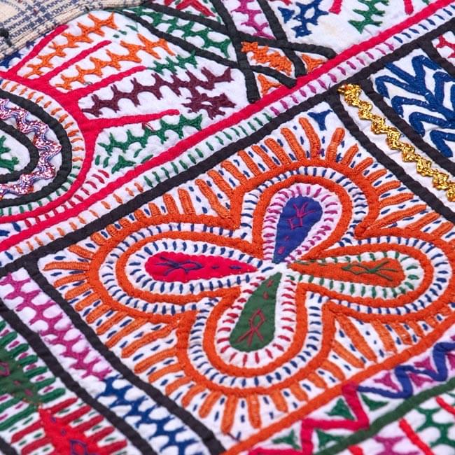 カッチ刺繍のショルダーバッグ 3 - お届けする商品の裏面