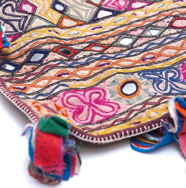 カッチ刺繍のショルダーバッグ 2 - 刺繍を拡大したところです