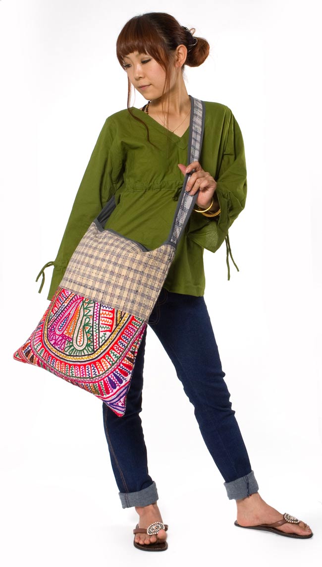 カッチ刺繍のショルダーバッグ 4 - ほぼ同じサイズで別の刺繍のバッグを身長150cmのモデルさんに着用してもらいました