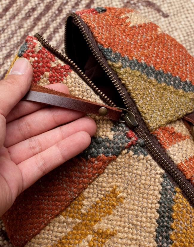 〔一点もの〕伝統を紡いだ カッチ刺繍のヨガマットバッグ 10 - メイン収納のファスナー拡大写真です。引き手にもレザーが付いていて開きやすいです。金具の色合いにもこだわりを感じます。