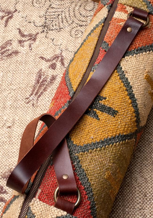 〔一点もの〕伝統を紡いだ カッチ刺繍のヨガマットバッグ 6 - 肩にかける紐部分の写真です。【以下の写真は、デザイン違いの同ジャンル品の写真となります。】
