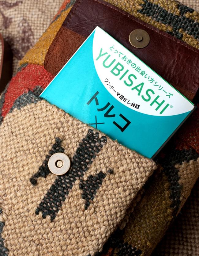 〔一点もの〕伝統を紡いだ カッチ刺繍のヨガマットバッグ 8 - 1つ目のポケットは、マグネットボタン式。しっかり留まりますが、適度な力で簡単に開くので使い勝手も良いです。サイズは文庫本ぐらいの大きさです。