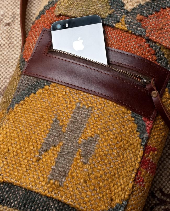 〔一点もの〕伝統を紡いだ カッチ刺繍のヨガマットバッグ 9 - 2つ目のポケットは、ファスナー式でしっかりと収納できます。
