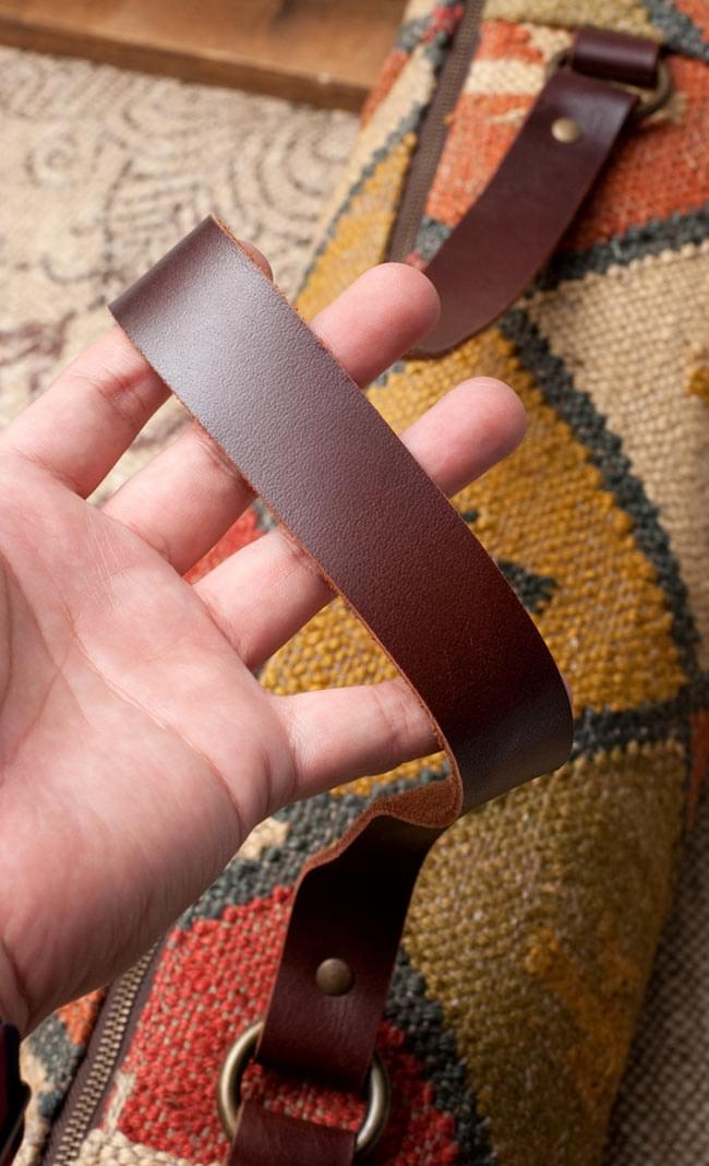 〔一点もの〕伝統を紡いだ ラリーキルトのヨガマットバッグ 7 - 拡大写真です。しっかりとした丈夫に作られたレザーです。