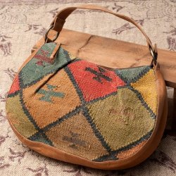 〔一点物〕伝統を紡いだ インドキリムのムーンショルダーバッグの商品写真