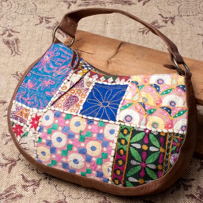 一点物 伝統を紡いだ カッチ刺繍のムーンショルダーバッグ の通販 送料無料 Tirakita Com