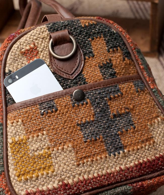 〔一点物〕伝統を紡いだ ラリーキルトのボストンバッグ 10 - 外の両サイドには、それぞれ収納ポケットも付いており、ちょっとした小物をすぐに入れられます。