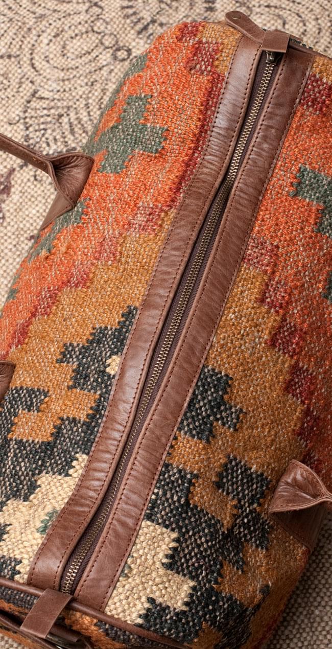 〔一点物〕伝統を紡いだ ラリーキルトのボストンバッグ 11 - メイン収納、入口部分の写真です