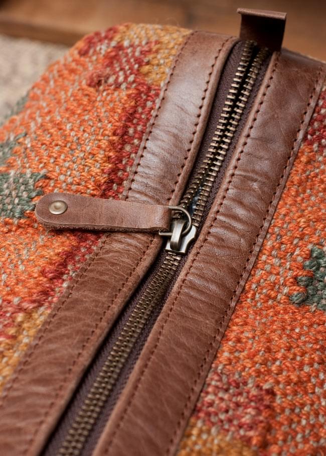 〔一点物〕伝統を紡いだ ラリーキルトのボストンバッグ 12 - 引き手にもレザーが付いていて開きやすいです。金具の色合いにもこだわりを感じます。