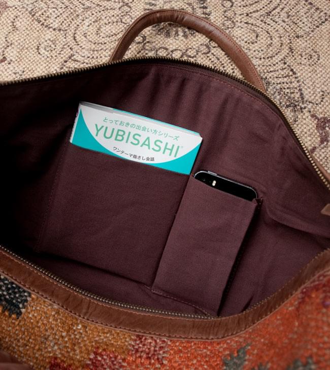 〔一点物〕伝統を紡いだ ラリーキルトのボストンバッグ 14 - 内部にも、小物入れがついています。